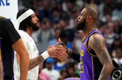 九游体育-詹姆斯巅峰对决，Ming与50激战雄鹿分钟，高光表现胜负难料！的简单介绍