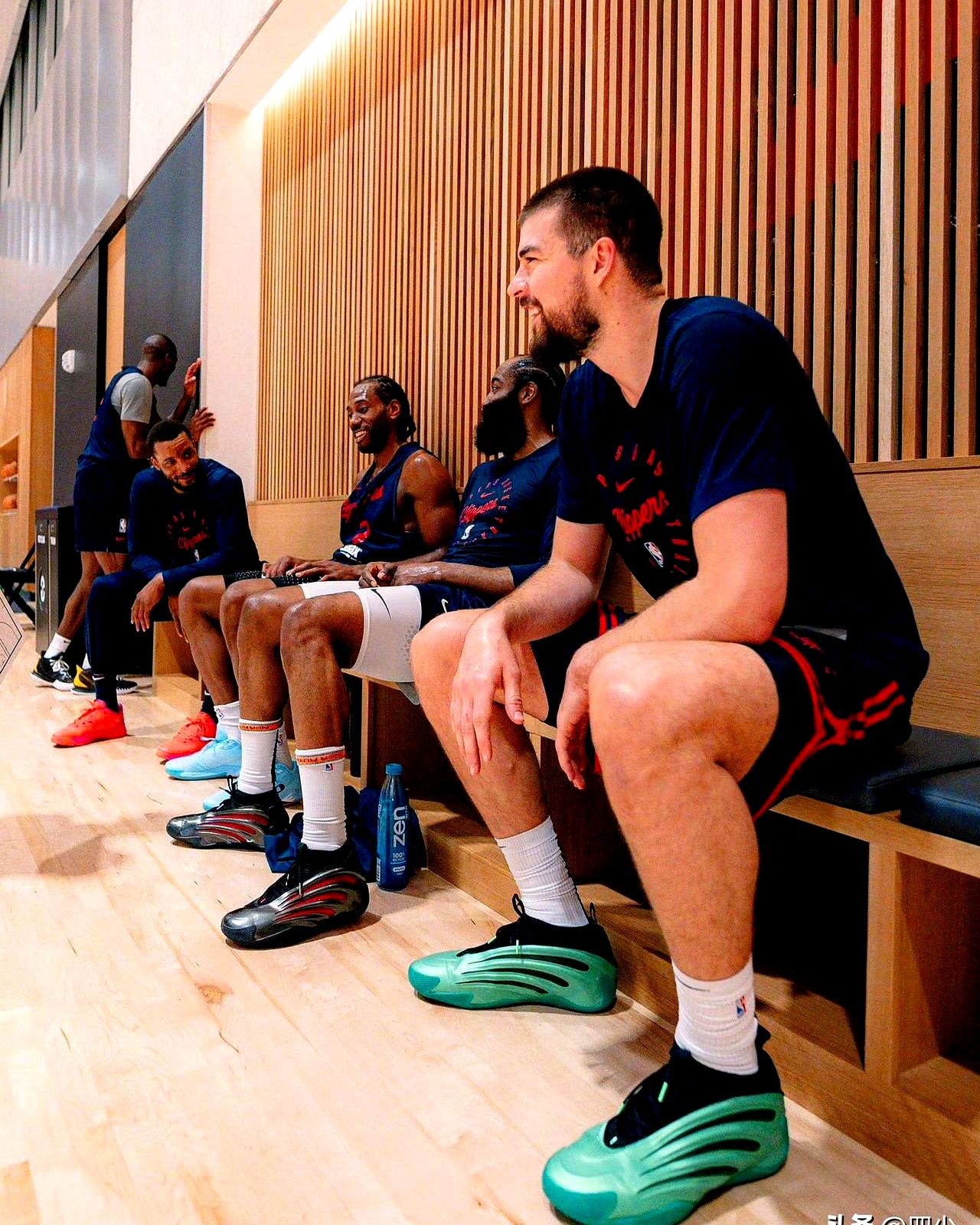 纽约尼克斯发布备战花絮,清晨回应争议,国王杯任务艰巨,高层口径保持一致 纽约尼克斯发布备战花絮,清晨回应争议,国王杯任务艰巨,高层口径保持一致